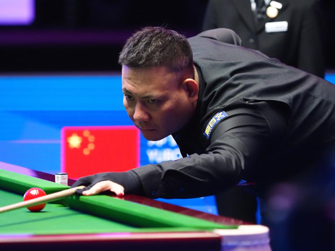 国足抵达杭州球迷热情接机 国脚表情严肃拘谨(图).